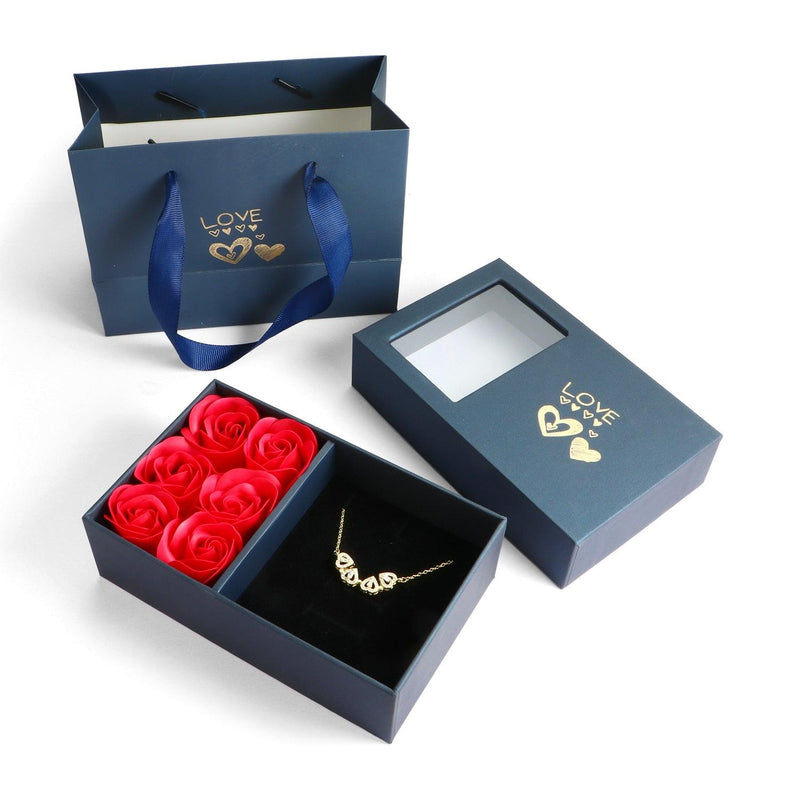 Colar Magnético: Trevo de Coraçoes + Caixa de Rosas - Outlet De Todos