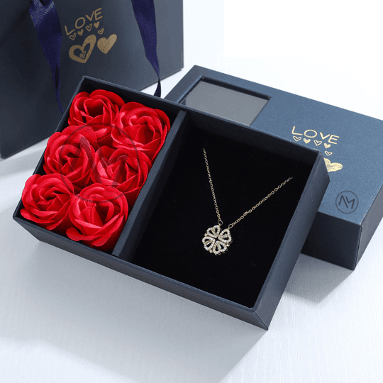 Colar Magnético: Trevo de Coraçoes + Caixa de Rosas - Outlet De Todos